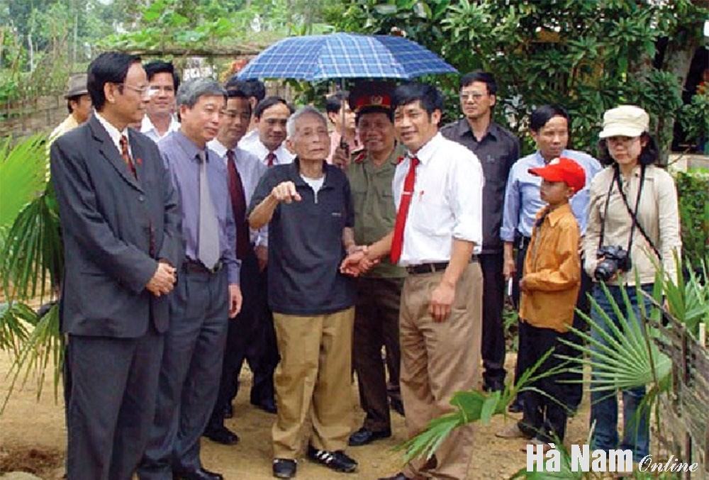 Ngày 20/4/2005, nhà báo Hoàng Tùng (khi ấy 85 tuổi) dự lễ khánh thành bia di tích nơi ra đời Hội Nhà báo Việt Nam tại xóm Roòng Khoa, xã Điềm Mặc, huyện Định Hóa, tỉnh Thái Nguyên.  Ảnh tư liệu