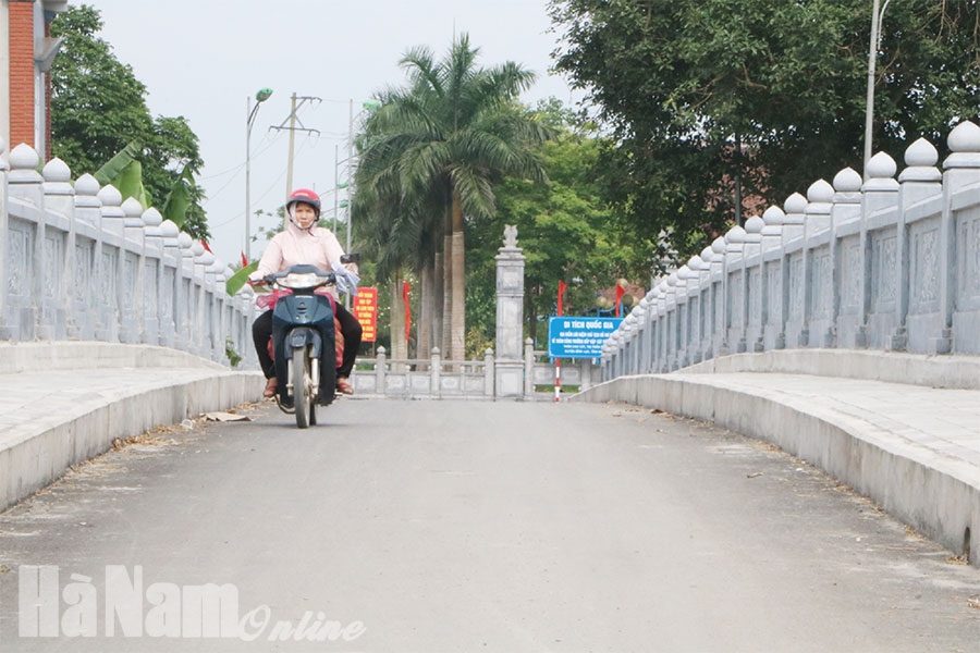 Cầu sông Sắt được hoàn thành đầu năm 2020 tạo điểm nhấn cho Khu tưởng niệm và thuận lợi cho việc đi lại của nhân dân.