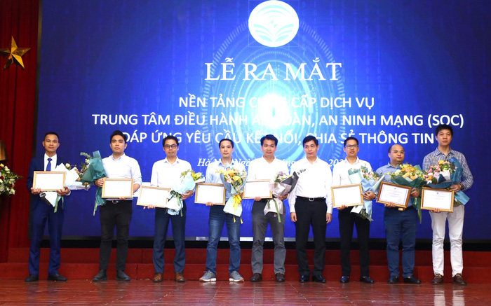 Cục trưởng Cục ATTT Nguyễn Thành Phúc trao chứng nhận cho 8 doanh nghiệp tại lễ ra mắt.