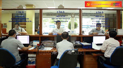 Giao dịch thủ tục hành chính tại cơ quan thuế. Ảnh: TTXVN